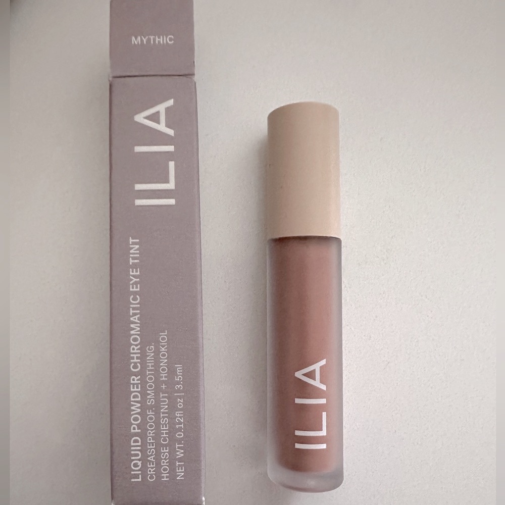 Ilia liquid powder eye shadow